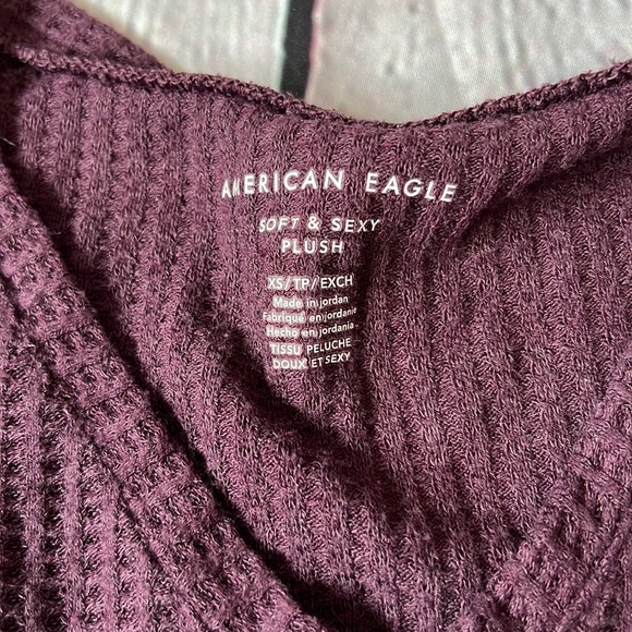 American Eagle soft & sexy plush v neck waffle rough hem shirt maroon XS - Picture 6 of 9